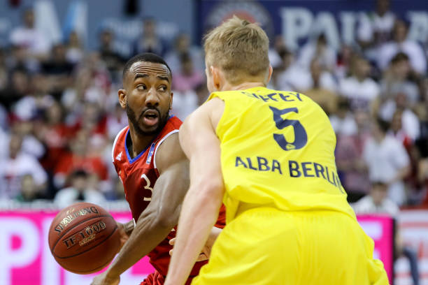 球迷们拭目 球迷们拭目